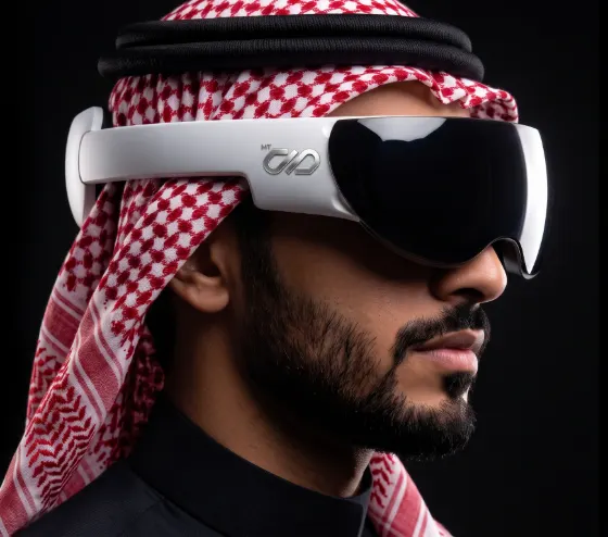 رجل بالشماغ يرتدي نظارة واقع افتراضي تحمل شعار الشركة